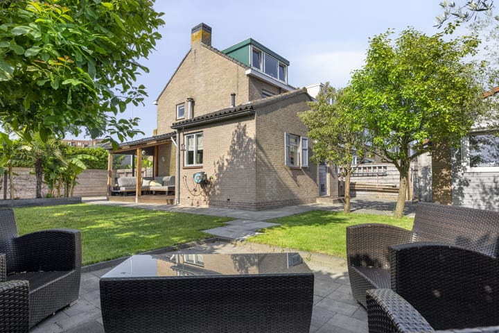 Adama van Scheltemastraat 13 in Krimpen aan de Lek foto