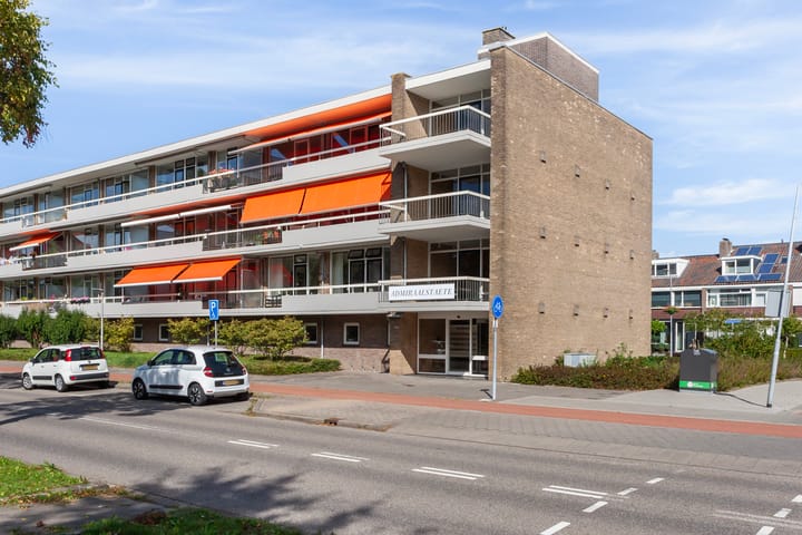 Admiraal de Ruyterweg 1 in Zwijndrecht foto