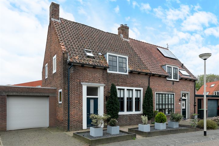 Adriaan Poirtersstraat 8 in Bergen op Zoom foto