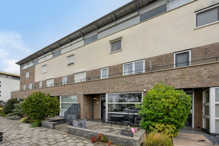 Afrikalaan 193 in Alphen aan den Rijn foto