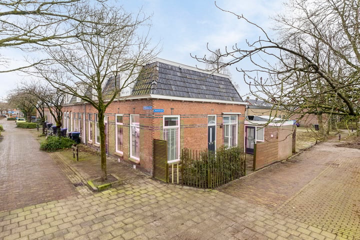 Akeleistraat 2 in Leeuwarden foto