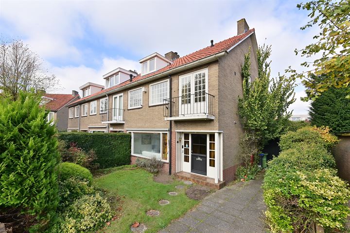 Albertine Agneslaan 1 in Naarden foto