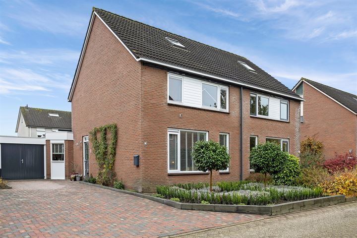 Alpenkraai 23 in Emmen foto