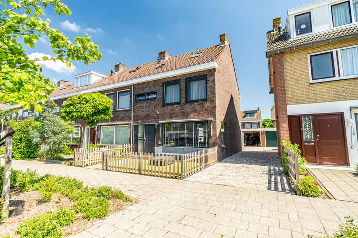 Ambachtsherenweg 52 in Zoeterwoude foto