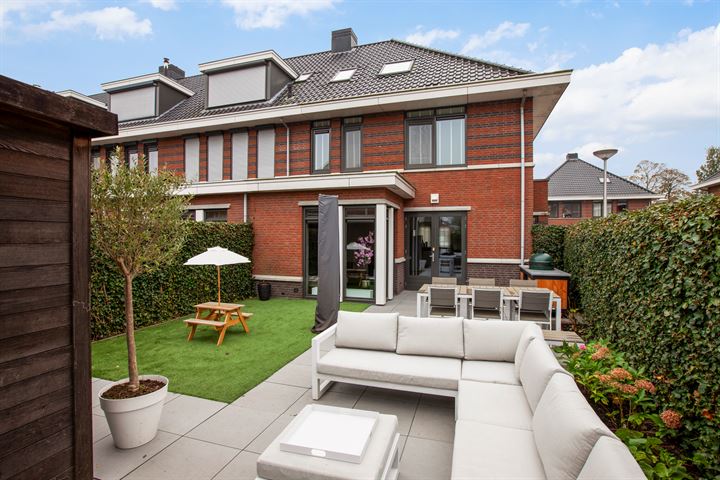 André de Jongstraat 2 in Bodegraven foto