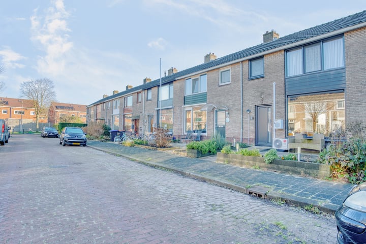 Arubastraat 7 in Zwijndrecht foto