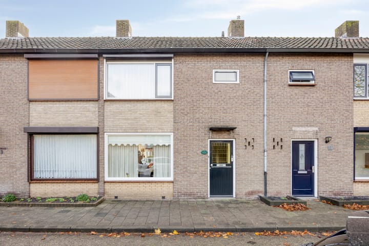 Asterstraat 11 in Made
