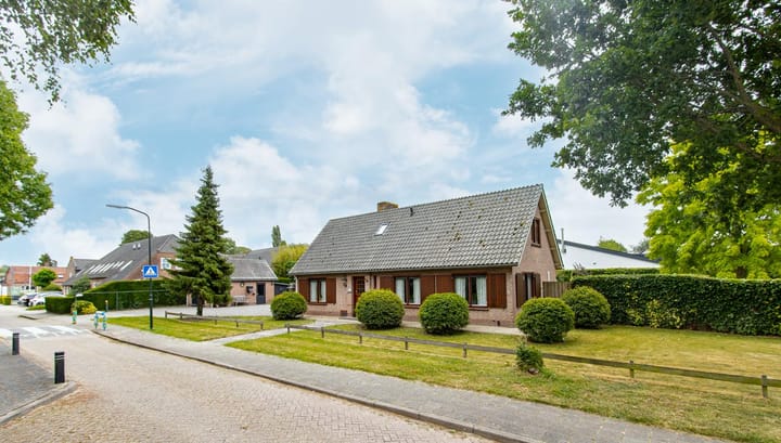Foto van woning Azaleastraat 1a, Wijk en Aalburg