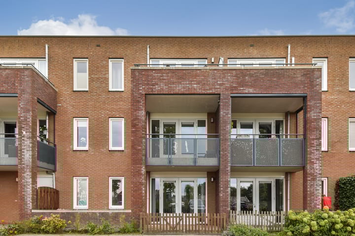 B.G.J. Berntzenstraat 13 in Sassenheim foto
