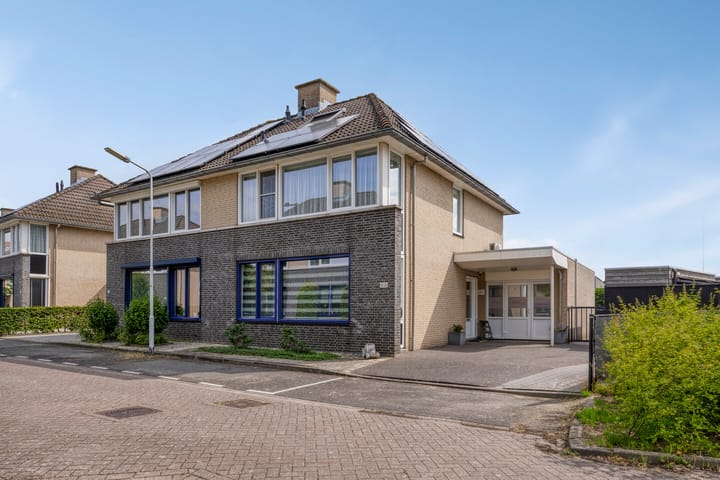 Bachlaan 11 in Hulst foto