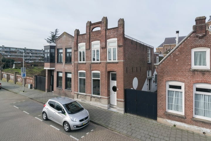 Badhuisstraat 2 in Roosendaal foto