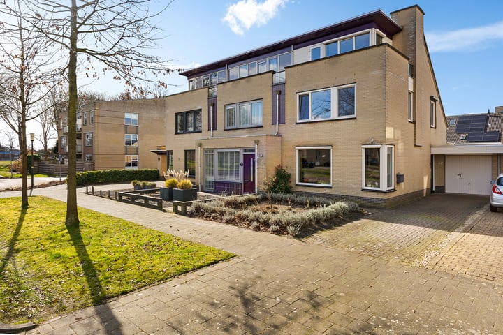 Baronesse de Vos van Steenwijksingel 46 in Heerenveen