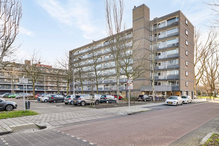 Bart Verhallenplein 166 in Schiedam foto