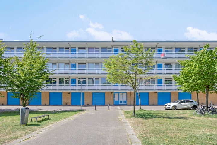Bart Verhallenplein 46 in Schiedam foto