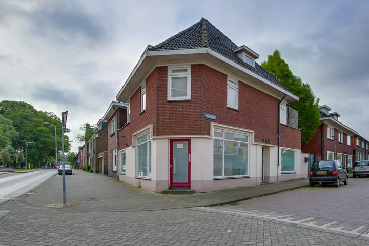 Batjanstraat 1 in Enschede foto