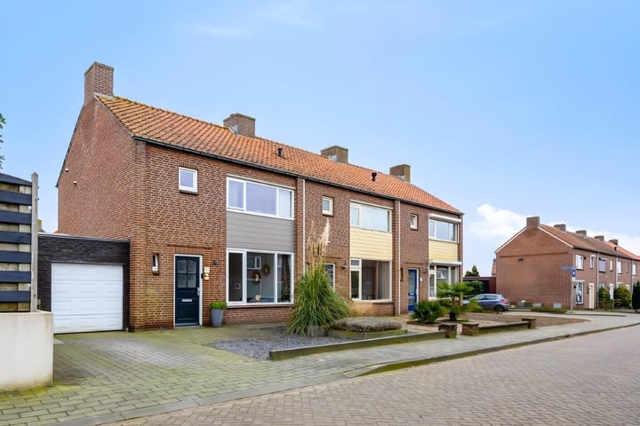 Beatrixstraat 21 in Mill foto