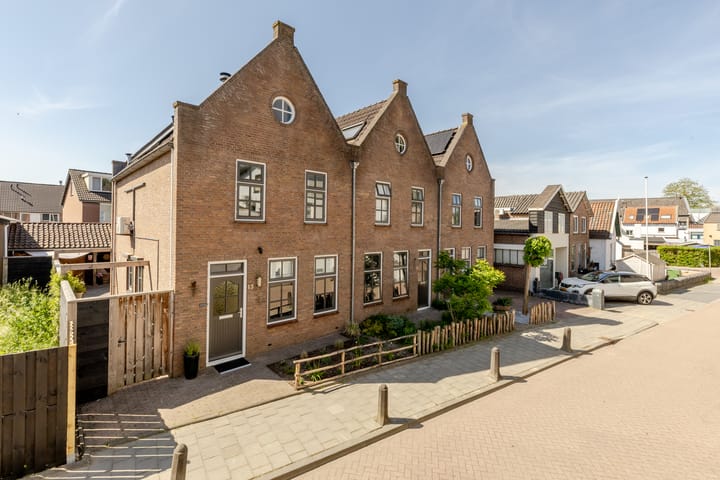 Beneden Havendijk 13 in 's-Gravendeel foto