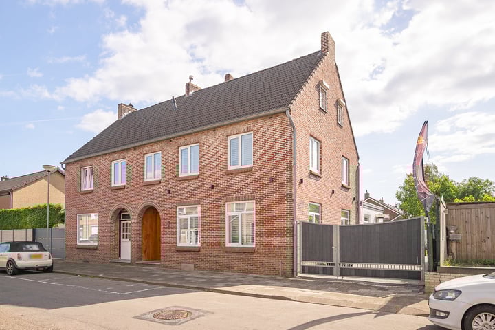 Bernadettelaan 2 in Landgraaf foto