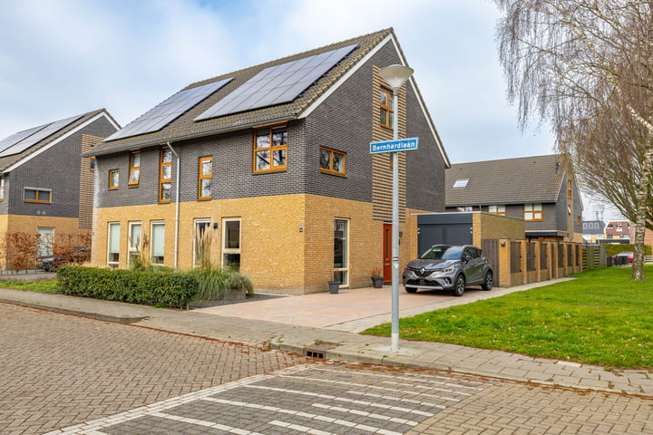 Bernhardlaan 31a in Groningen foto