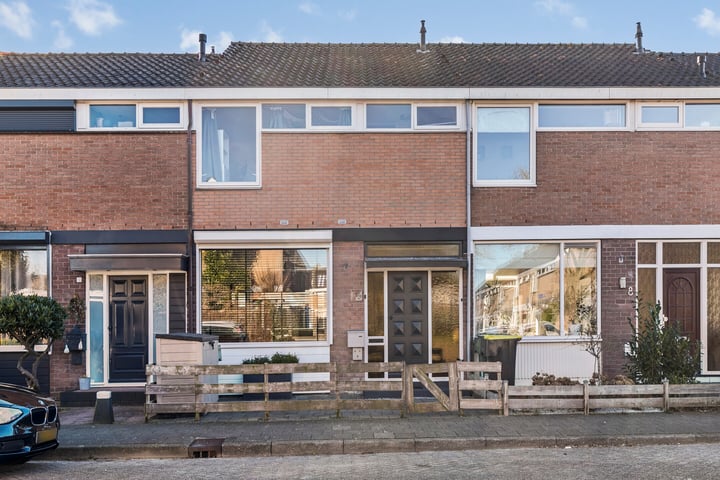 Bernhardstraat 10 in Nieuw-Beijerland foto