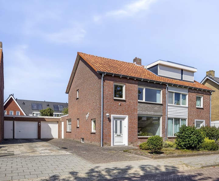 Bernhardstraat 29 in Riel foto