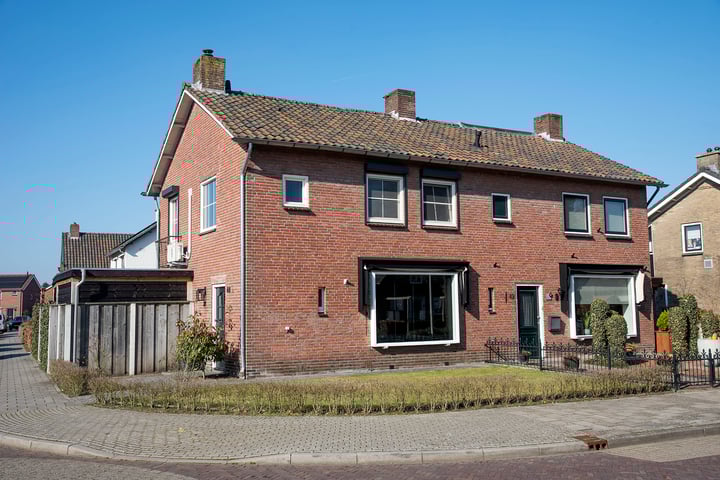 Bernhardstraat 44 in Delden foto