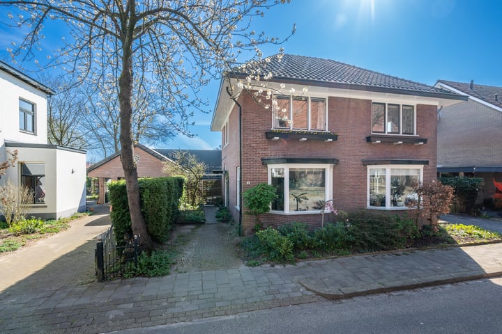 Bloemheuvellaan 8 in Apeldoorn foto