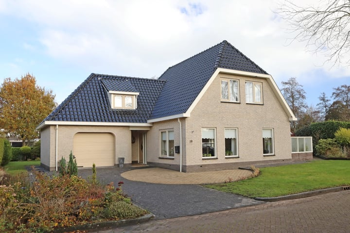 Boomvalk 12 in Surhuisterveen foto