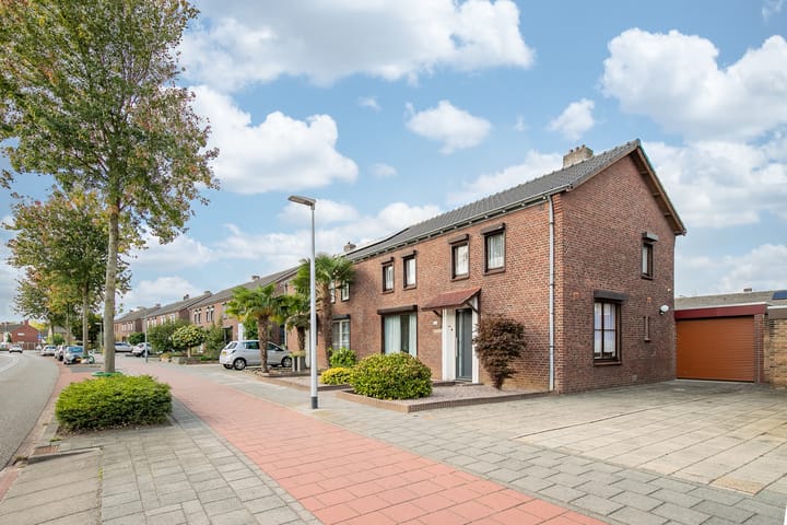 Bredeweg 402 in Roermond foto