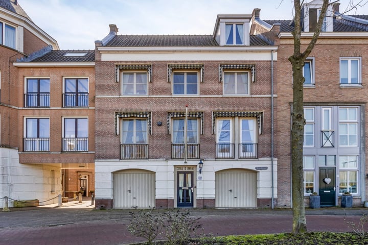 Broederwal 85 in Helmond foto