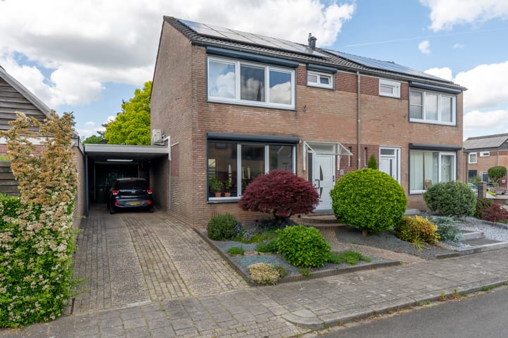 Burg. Bogmanstraat 1 in Schimmert foto