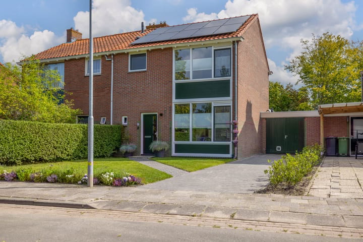 Burg Cleveringalaan 52 in Zuidhorn foto