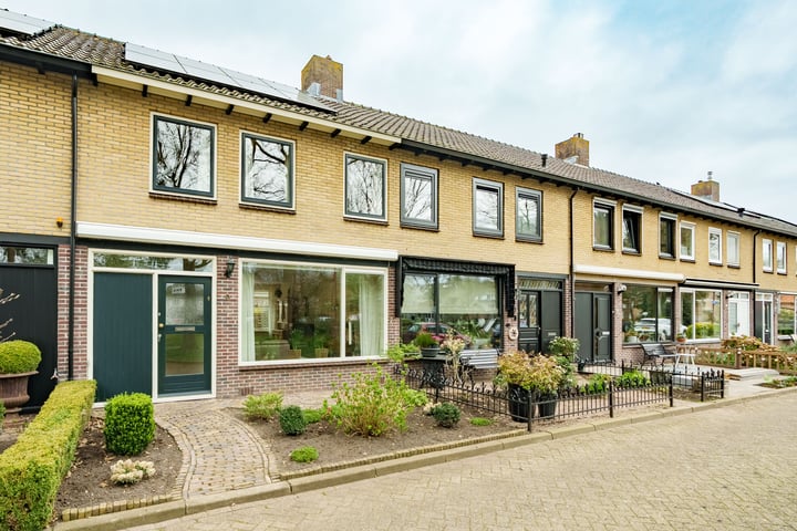Burg. de Geerplantsoen 9 in Nieuwegein foto