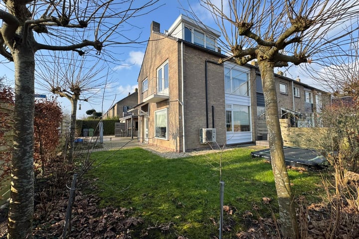 Burg.de Jongplein 34 in Mijnsheerenland foto