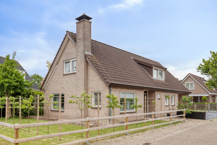 Burg. Hendrik Wolferthof 35 in Hoek