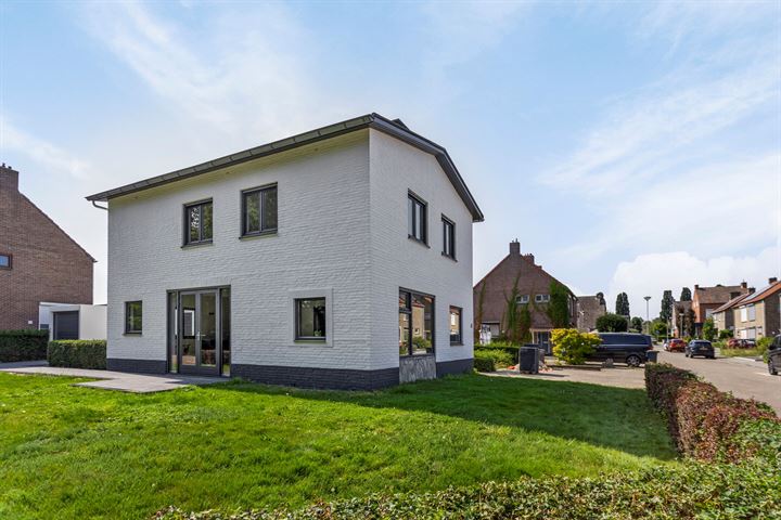Burg. Hoenstraat 6 in Born foto