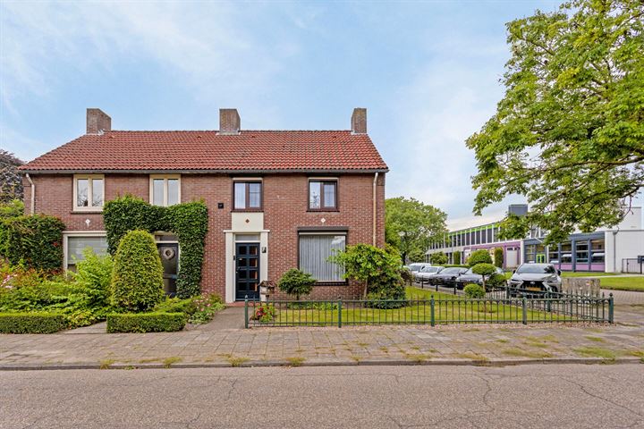 Burg. Remmenstraat 2 in Budel foto