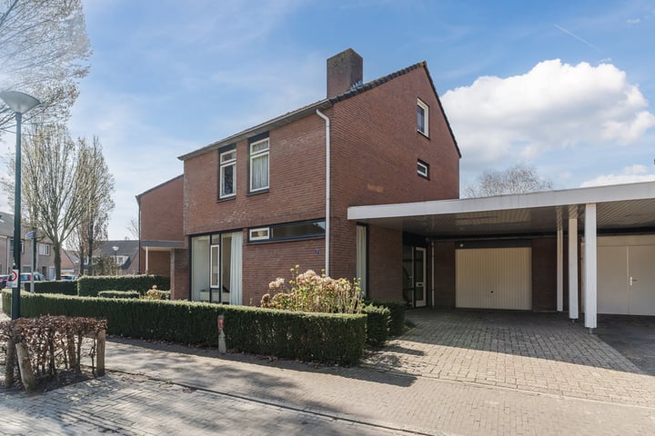 Burg. Van den Oeverstraat 2 in Haaren foto