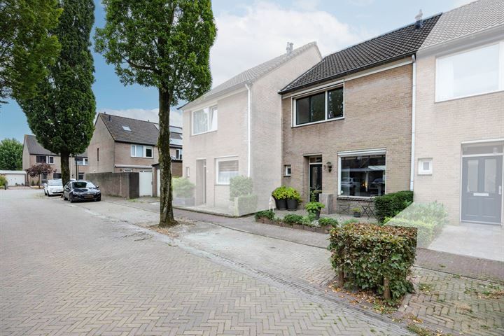 Burg. Van den Oeverstraat 3 in Haaren foto