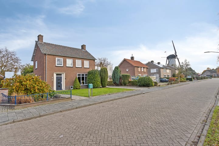 Burg. Van Ginnekenstraat 11 in Budel