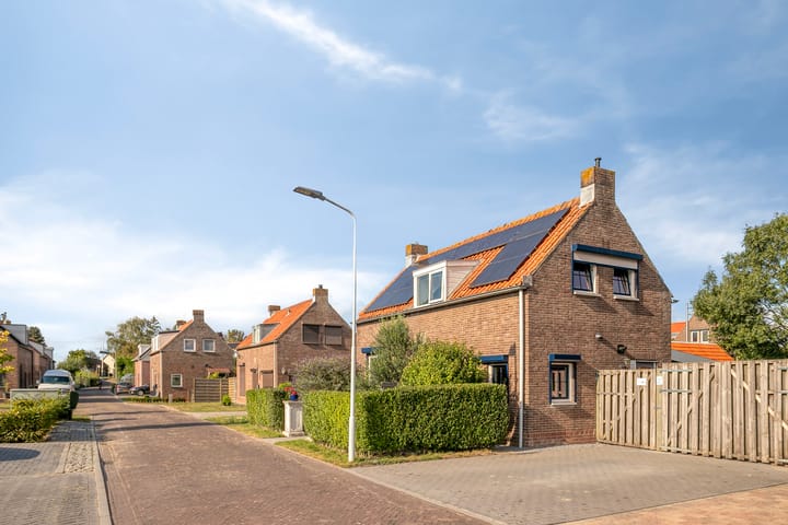 Burg. Verplankeplein 12 in Biervliet foto