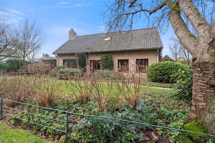 Burg. Versterstraat 6 in Helvoirt foto