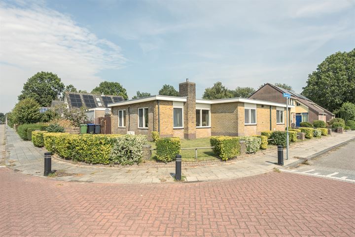 Burg. Weimalaan 31 in Nijeveen foto