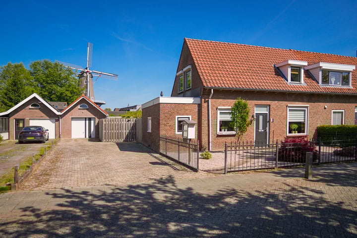 Burg. Woutersstraat 4 in Beneden-Leeuwen foto