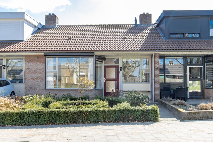 Burgemeester Brunestraat 8 in Genderen foto