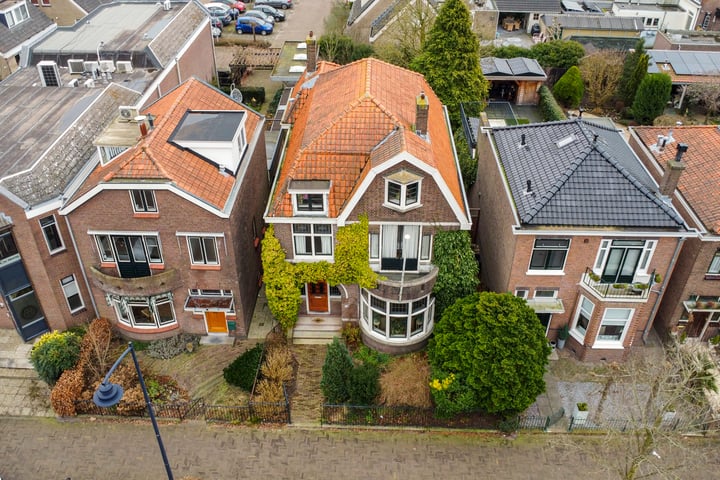Burgemeester de Bruïnelaan 18 in Zwijndrecht foto