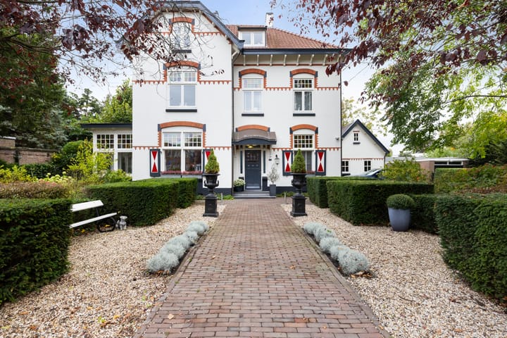 Burgemeester de Bruïnelaan 1E in Zwijndrecht foto