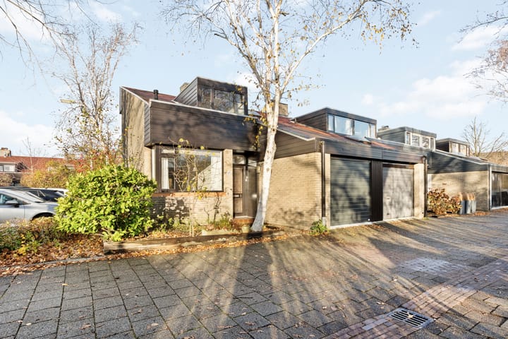 Burgemeester De Koolplantsoen 15 in Voorschoten