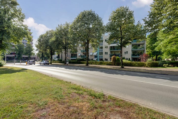 Burgemeester Des Tombeplein 3 in Apeldoorn