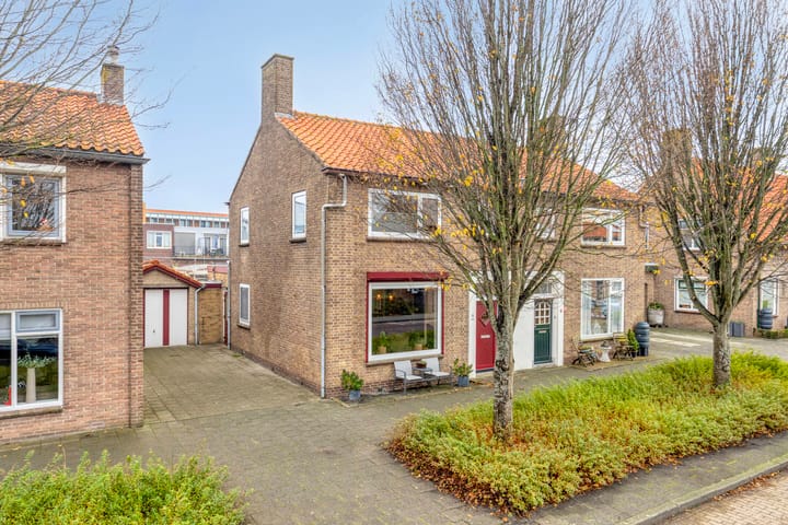 Burgemeester Dregmansstraat 10 in Serooskerke